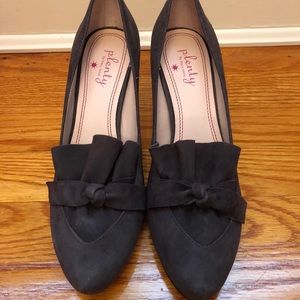 Tracy Reese gray suede pumps